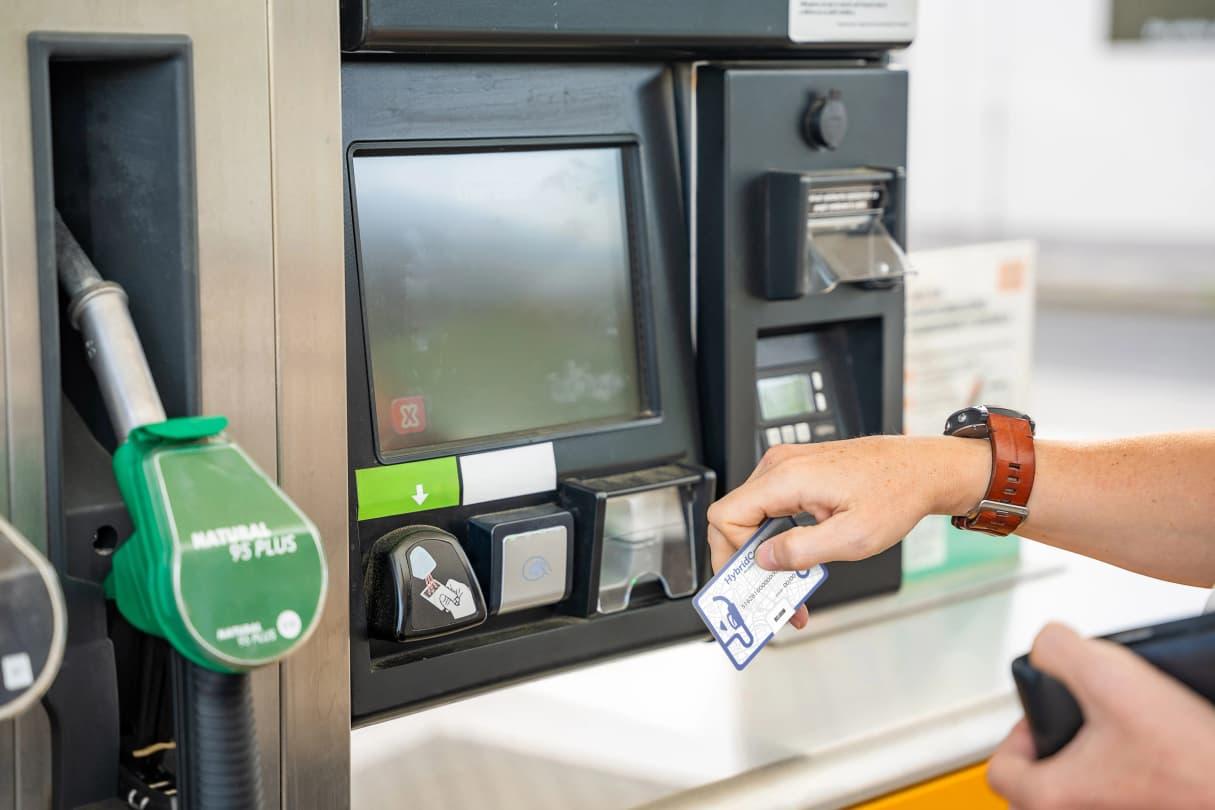 Un conducteur insère la carte HybridCard dans un terminal de paiement à une station-service